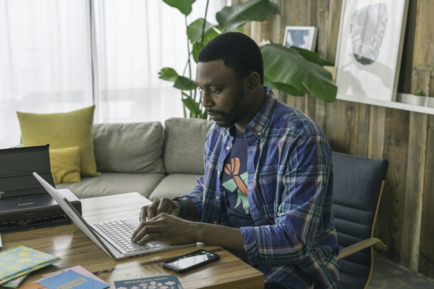 Modernes Büro mit Finanzanalysen und Beratungsunterlagen